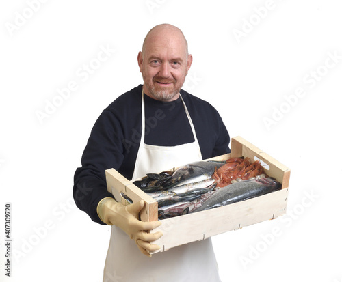 Foto fishmonger with a box with seafood on white background