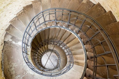 Wendeltreppe aus stein in einem Aussichtsturm