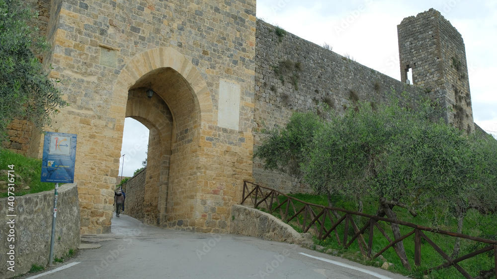 La cinta muraria esterna del borgo di Monteriggioni in provincia di Siena, Toscana, Italia.