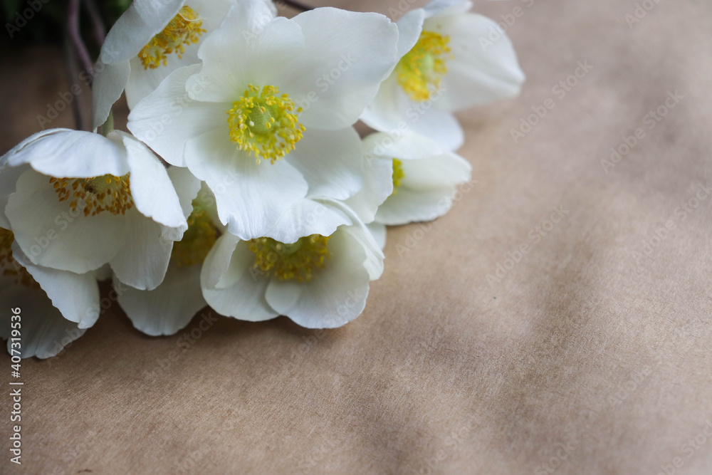 Obraz premium spring bouquet of white daffodils on craft background