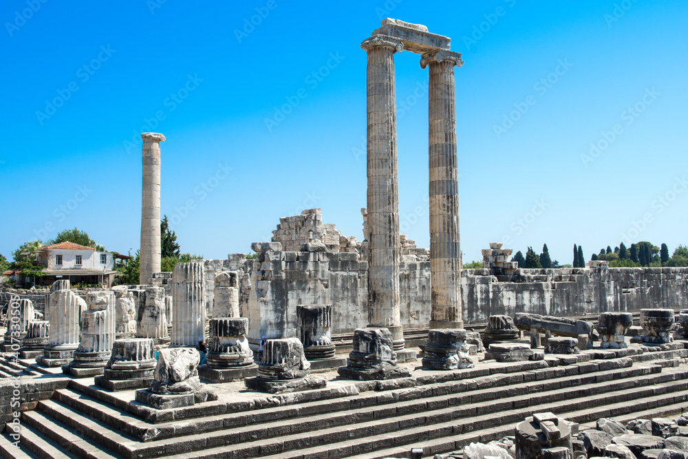 Fototapeta premium Ruins of the Temple of Apollo in Didim, Turkey