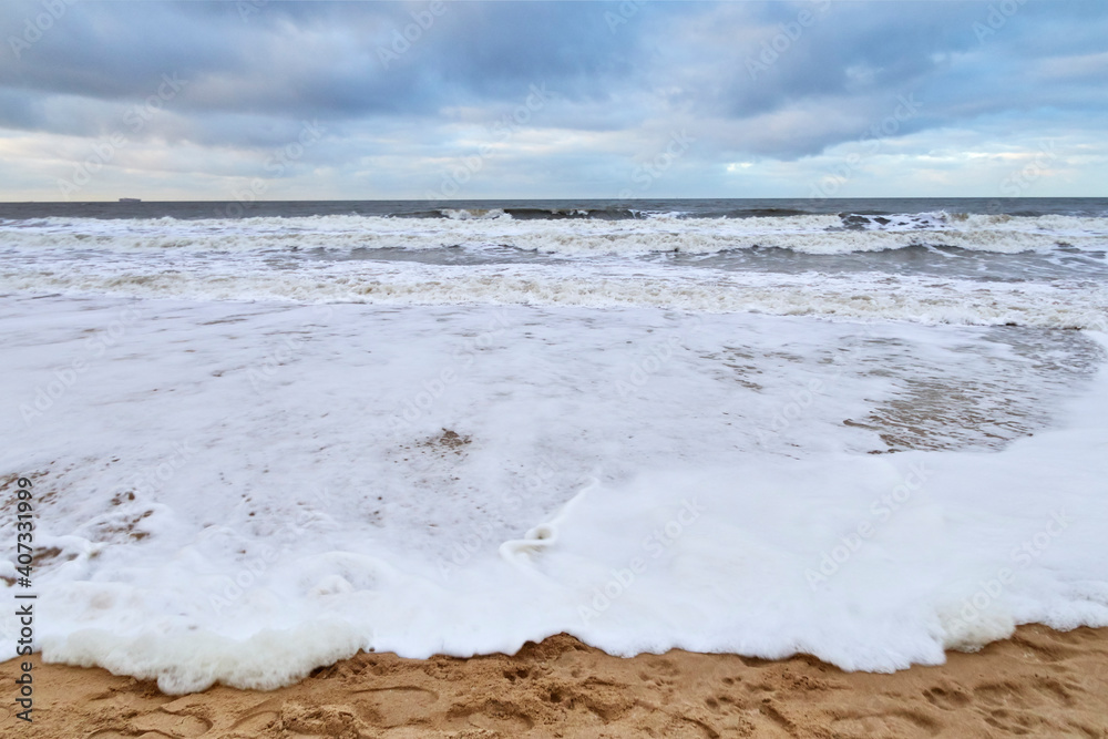 paysage de la côte de la mer du Nord en Belgique avec des vagues au parc naturel du Zwin en hiver par temps nuageux