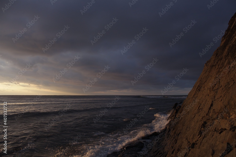 Obraz premium the sea washes the rocks