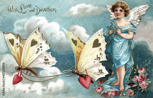 Foto Valentine angel with butterflies carrying hearts, devotion Illustration, restored old antique postcard