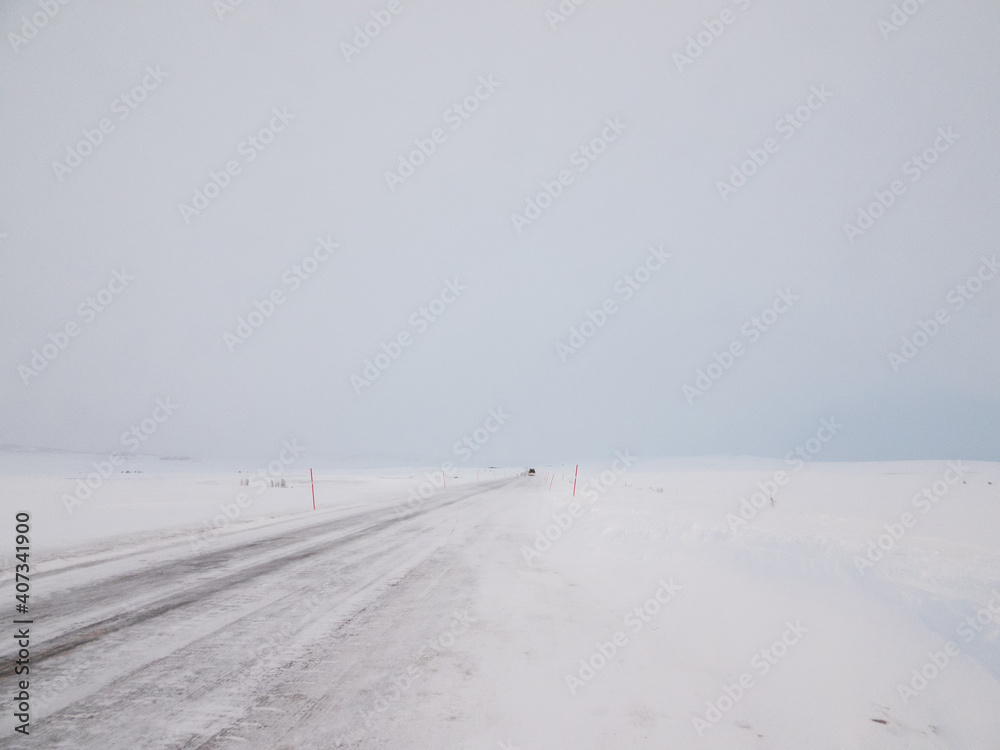 Strasse E6 im Winter zwischen Alta und Skaidi, Norwegen
