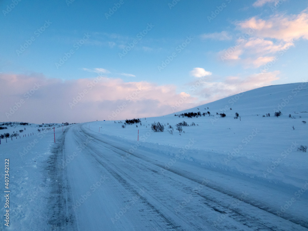 Strasse E6 im Winter zwischen Alta und Skaidi, Norwegen Strasse E6 im Winter zwischen Alta und Skaidi, Norwegen