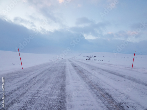 Strasse E6 im Winter zwischen Alta und Skaidi, Norwegen