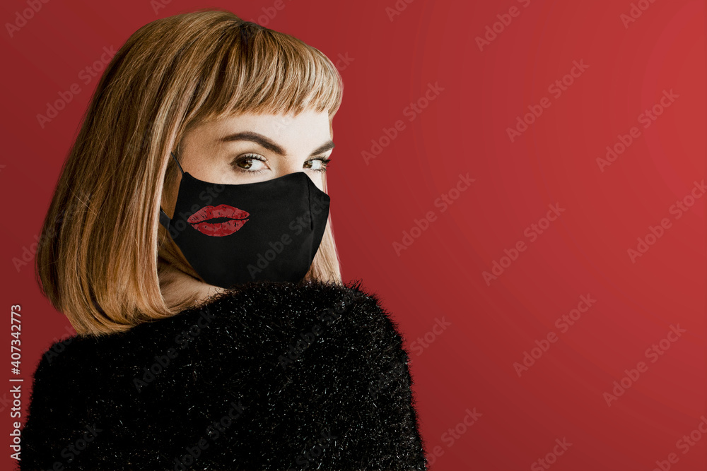 Obraz premium Woman wearing face mask to prevent Covid 19