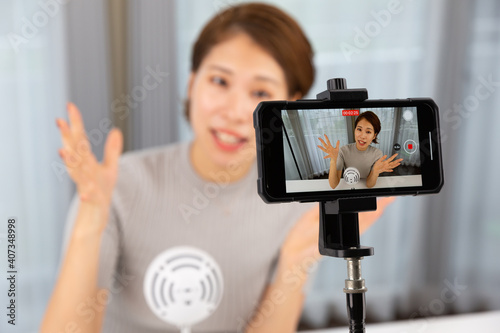 スマートフォンで動画を撮影する女性