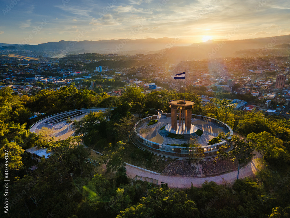 Fototapeta premium Sunset with Flag of Honduras in Tegucigalpa