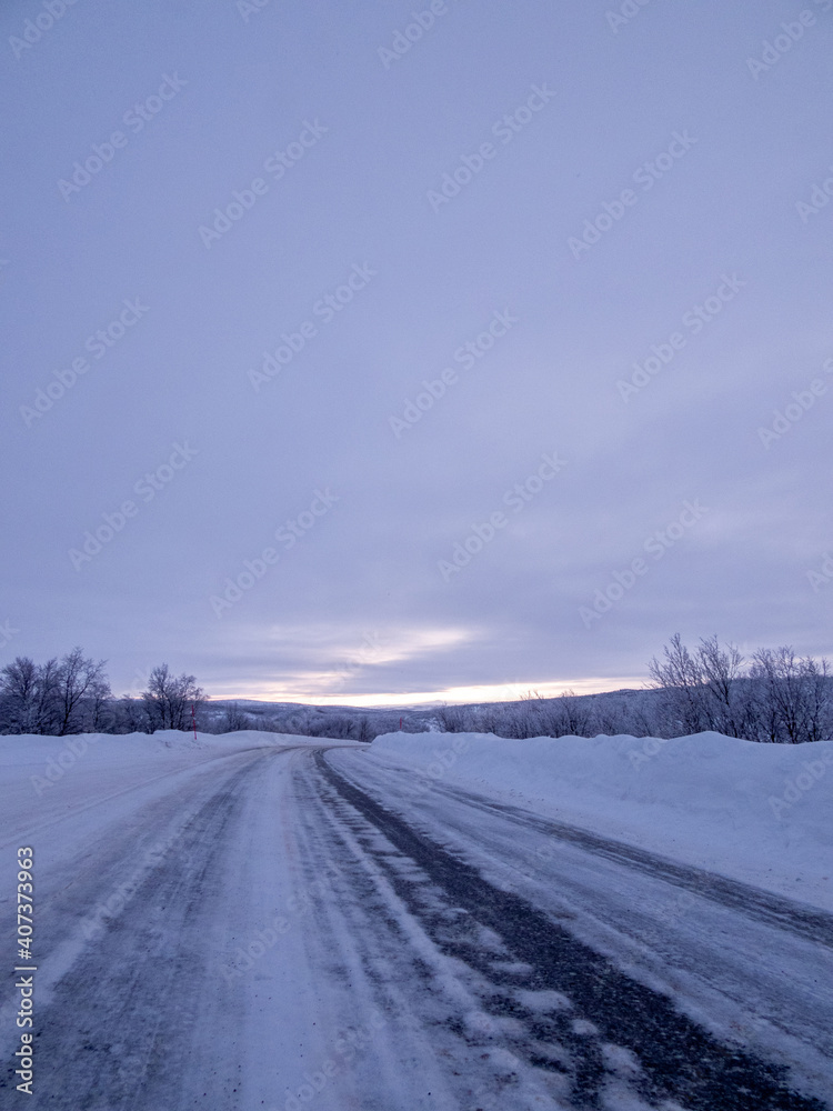 Strasse E45 im Winter zwischen Alta und Kautokeino, Norwegen Strasse E45 im Winter zwischen Alta und Kautokeino, Norwegen
