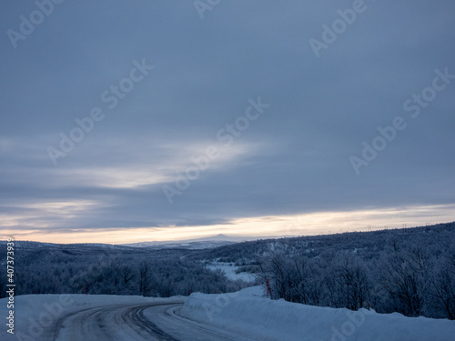 Strasse E45 im Winter zwischen Alta und Kautokeino, Norwegen