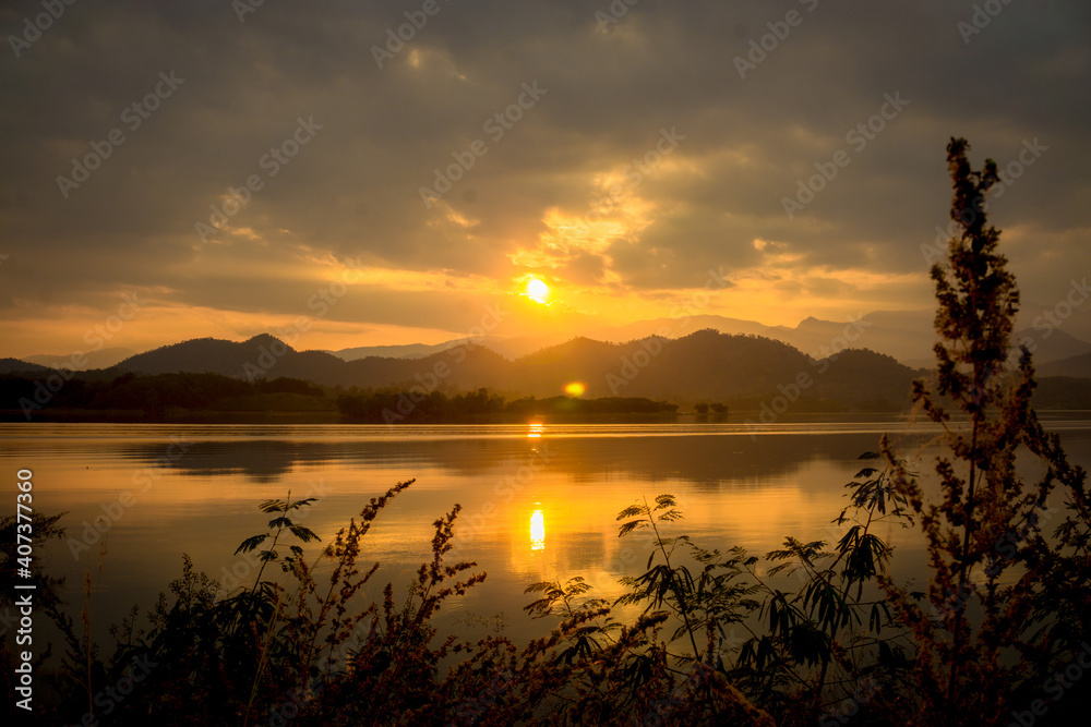 Naklejka premium sunset on the lake 