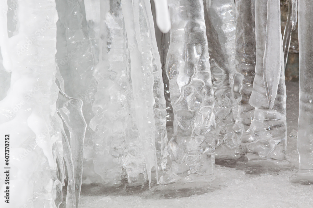 Eisskulpturen am Bach