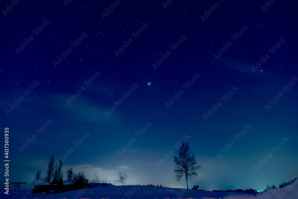 Fototapeta premium 北海道美瑛町 夜明け間際の冬の夜空