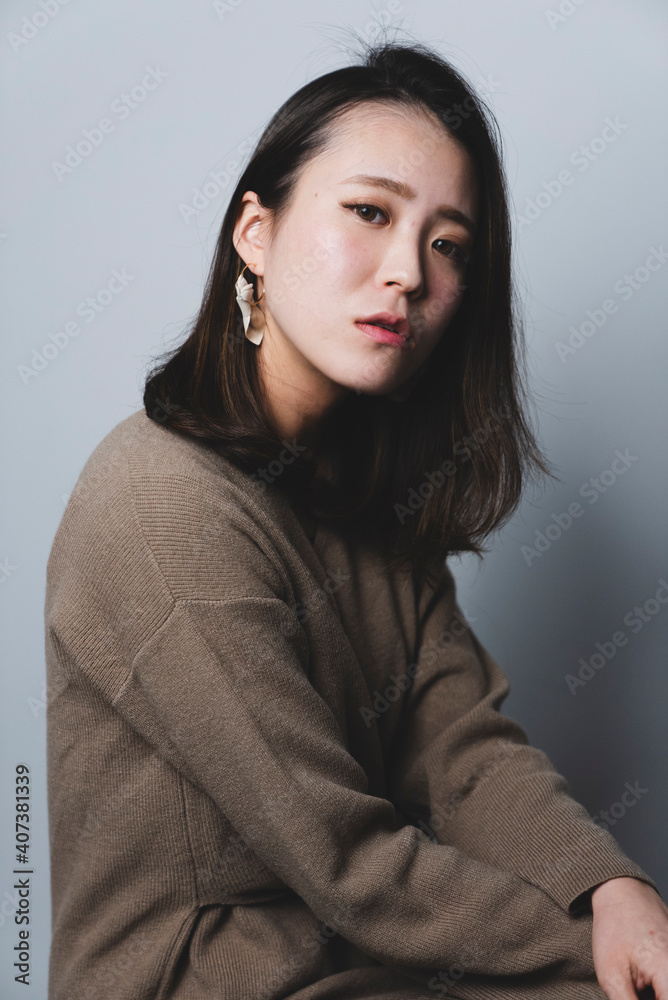 クールな女性のスタジオポートレート クールな女性のスタジオポートレート