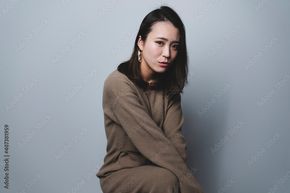 Fototapeta premium クールな女性のスタジオポートレート
