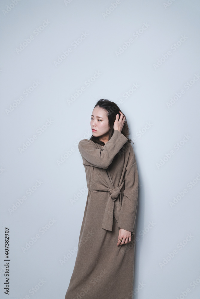 クールな女性のスタジオポートレート クールな女性のスタジオポートレート