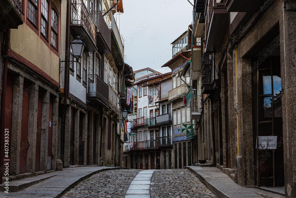 ポルトガル　ギマランイスの旧市街の石畳の路地