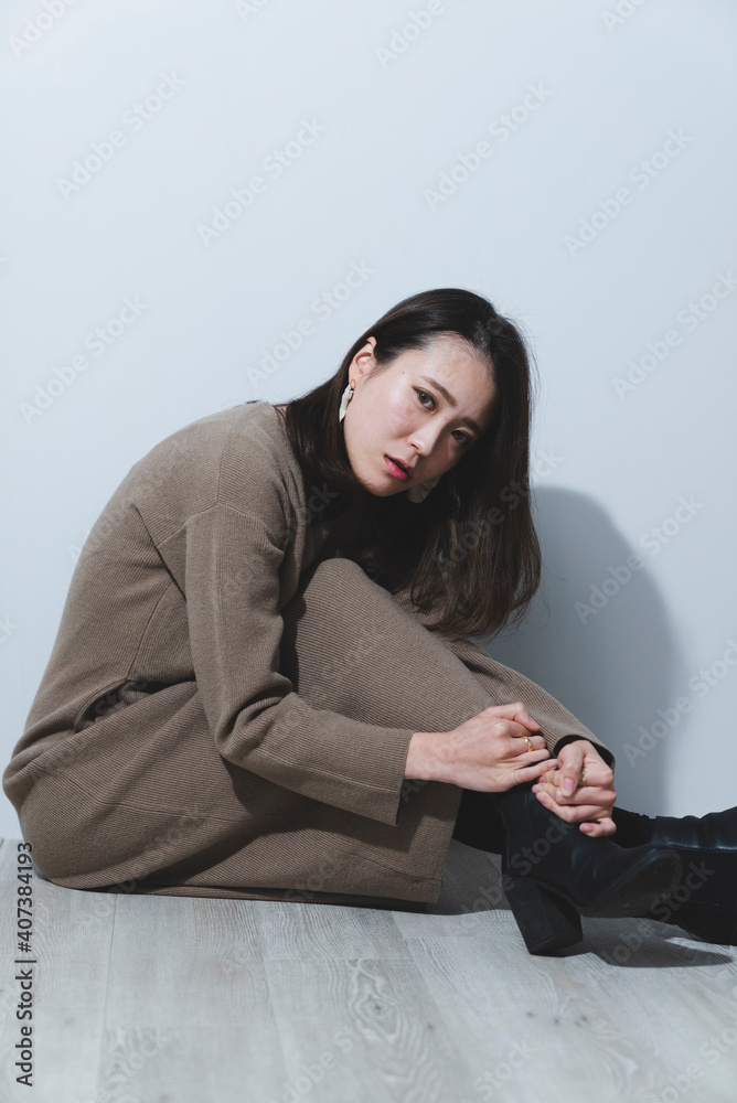 クールな女性のスタジオポートレート クールな女性のスタジオポートレート
