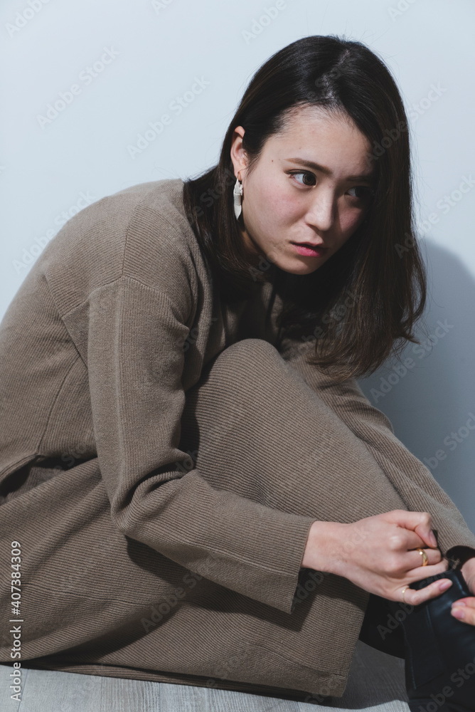 クールな女性のスタジオポートレート クールな女性のスタジオポートレート