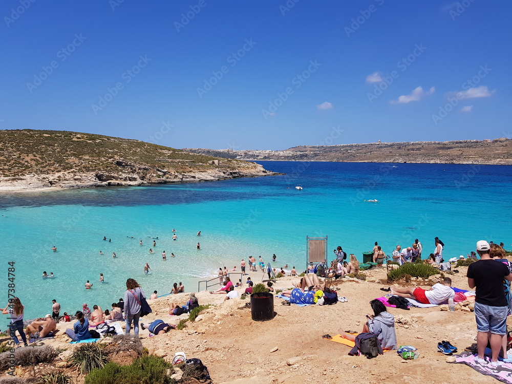 Plage et eau turquoise sur l'île de Gozo, Malte