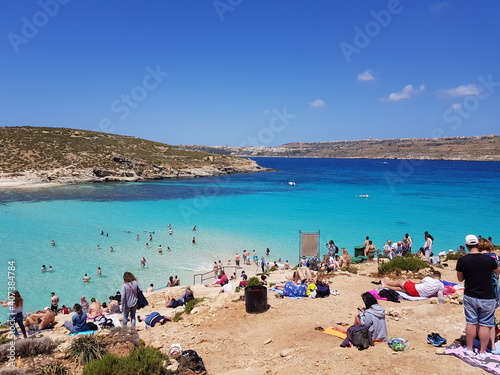 Plage et eau turquoise sur l'île de Gozo, Malte © Aurlien