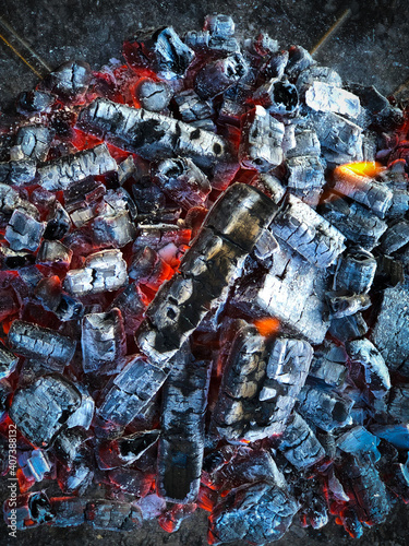 キャンプ場での焚き火の熾火