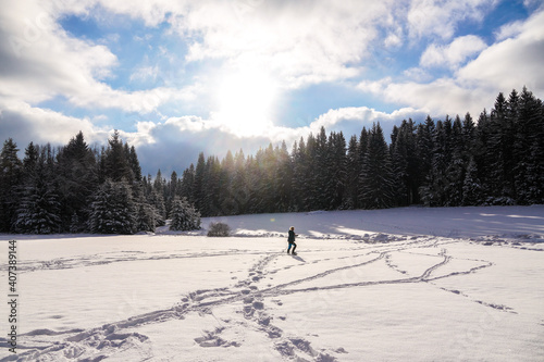 Schneeschuh Laufen im Schnee Winter Wald eingeschneit kalt Frau