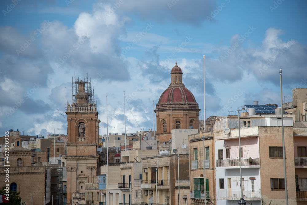Tejado de edificios antiguos en Valeta. Malta.
