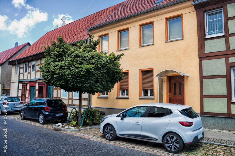 fehrbellin, deutschland - sanierte häuser in der altstadt