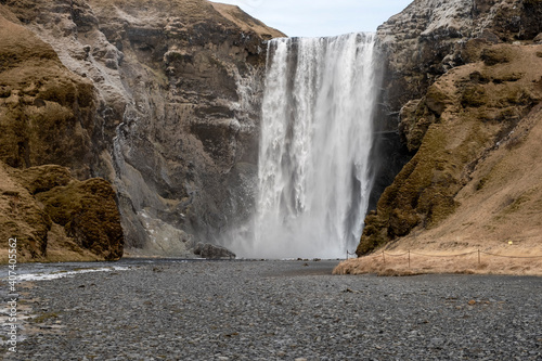 Keine Besucher am sonst bei Touristen sehr beliebten Skógafoss im Süden Islands. Wegen der Corona-Pandemie kommen kaum Reisende ins Land. Die Tourismusindustrie war die Haupteinnahmequelle von Island.