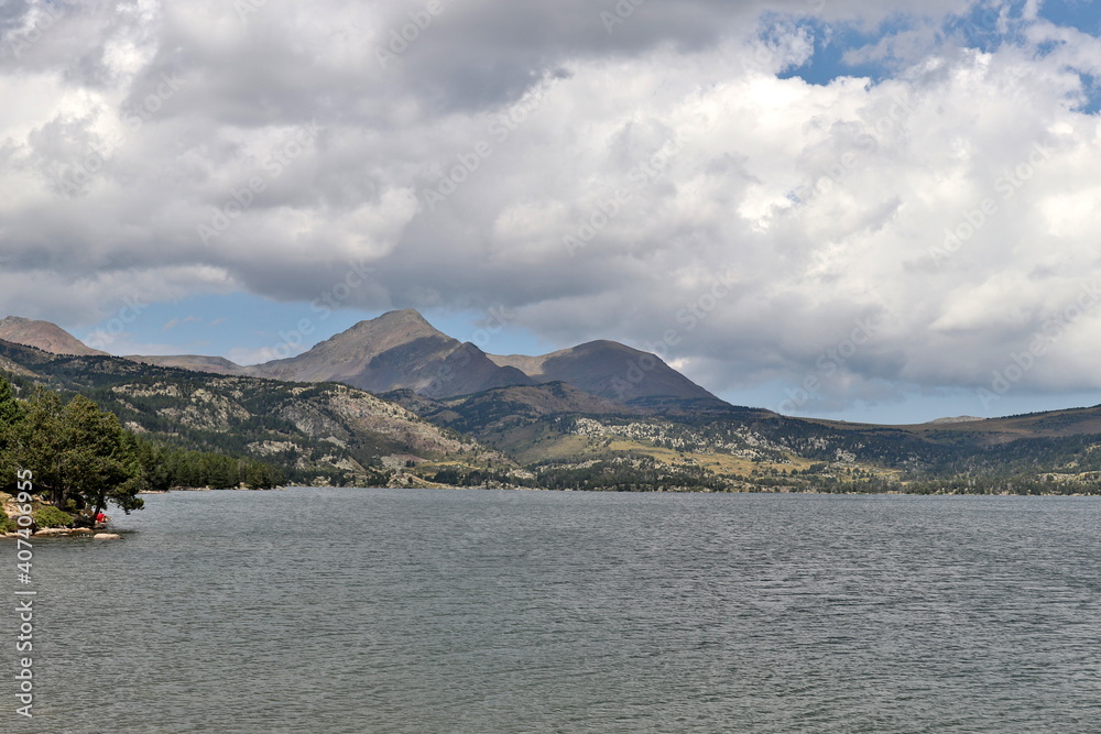 Lac des Bouillouses et massif du Carlit dans les Pyrénées-Orientales