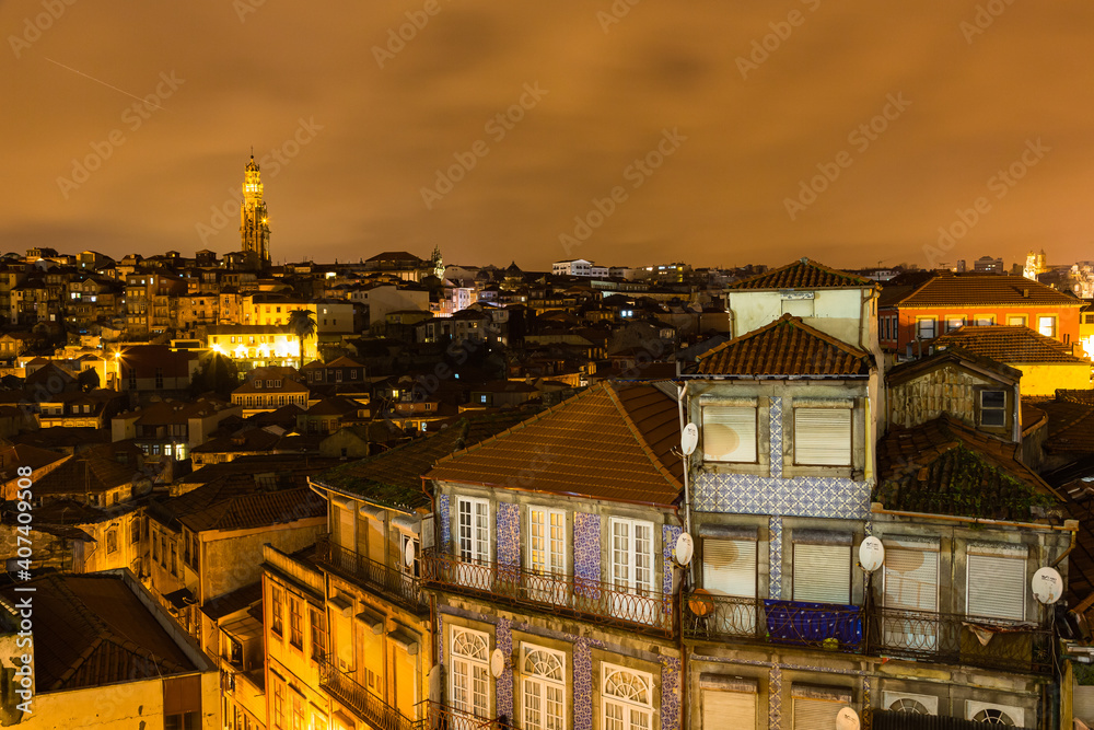 ポルトガル　ポルトの旧市街の夜景