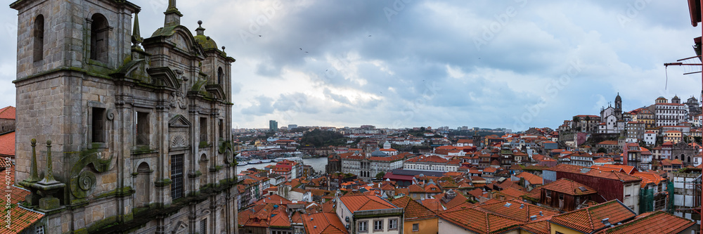 ポルトガル　ポルトのサン・ロウレンソ教会と旧市街の街並み