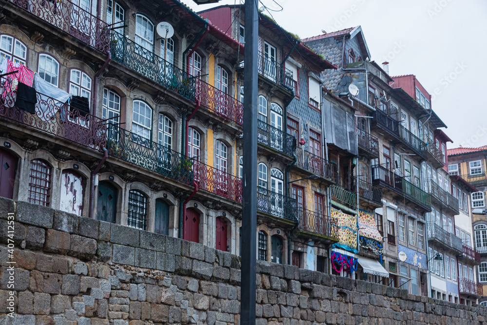 ポルトガル　ポルトのドゥエロ川沿いのカイス・ダ・リベイラのカラフルな街並み