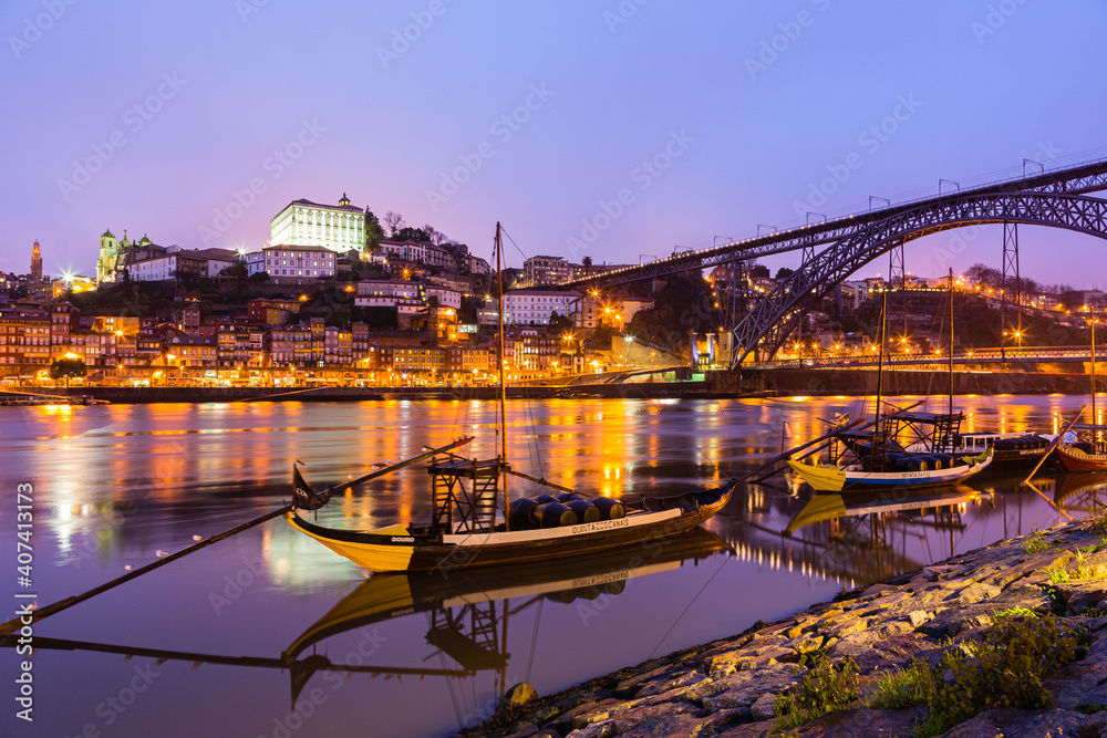 ポルトガル　ポルトのドン・ルイス1世橋とカイス・ダ・リベイラの夜景