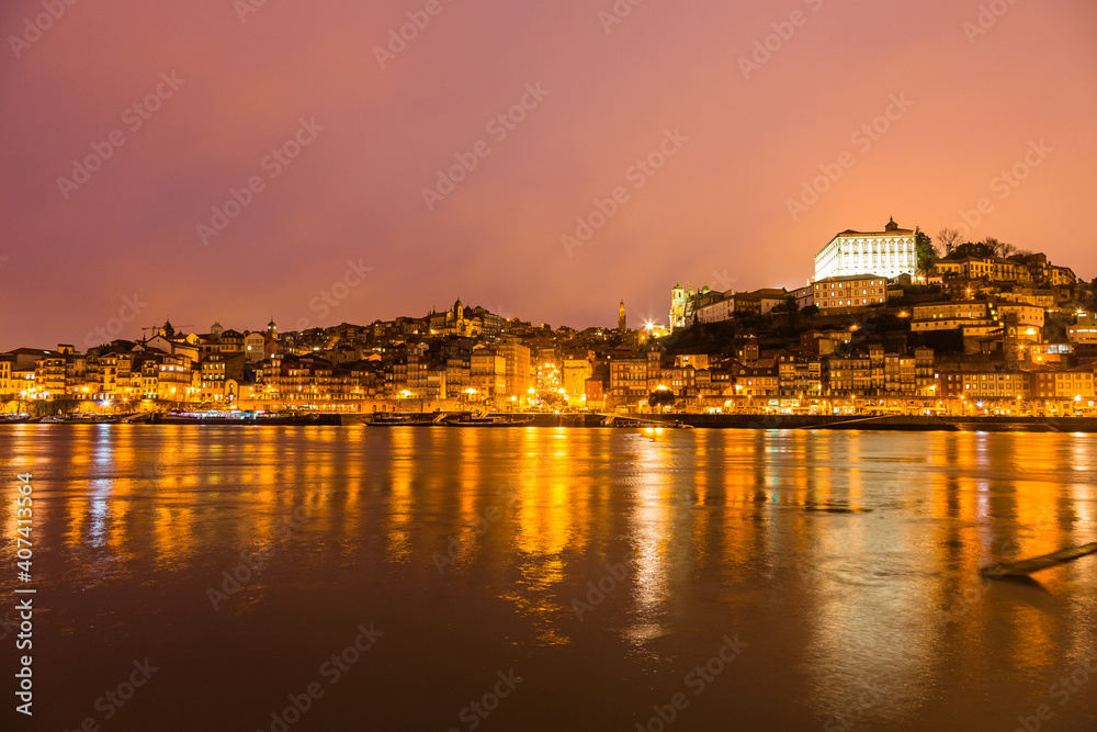 ポルトガル　夜のポルトの旧市街とドゥエロ川
