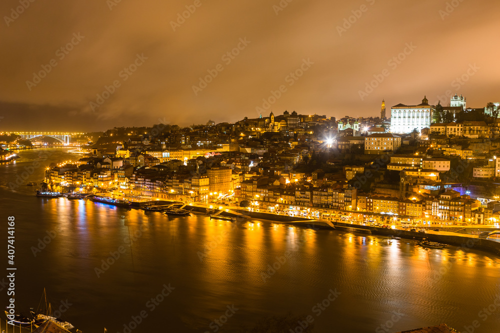 ポルトガル　ポルトのドン・ルイス1世橋から見えるカイス・ダ・リベイラの夜景