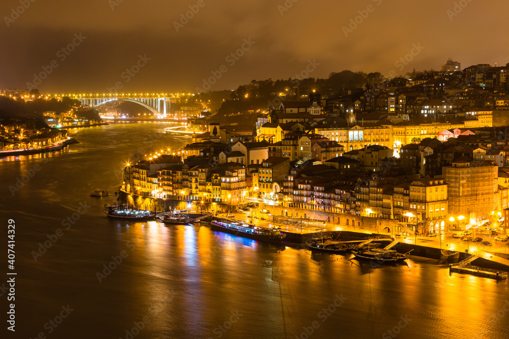ポルトガル　ポルトのドン・ルイス1世橋から見える旧市街の夜景