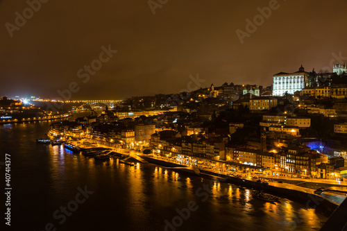 ポルトガル　ポルトのドン・ルイス1世橋から見える旧市街の夜景 © pespiero