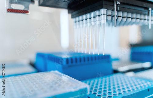 Obraz na płótnie Automation in the clinical laboratory. Pipetting robot laboratory. Medicine robotics. Research and science background w salonie