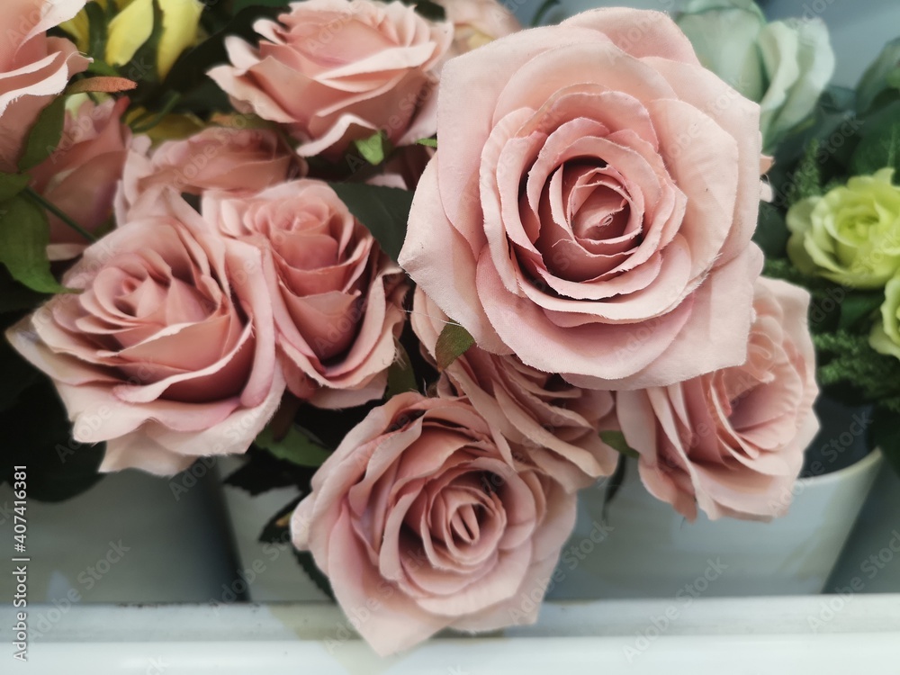 Hoa hồng cổ điển (Old rose flowers): Hoa hồng cổ điển vẫn là sự lựa chọn hoàn hảo cho những dịp đặc biệt. Với những mẫu hoa cổ điển này, bạn có thể mang lại niềm vui và hạnh phúc cho người thân và gia đình của mình.
