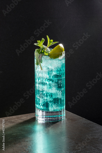 Obraz na płótnie cocktail w salonie