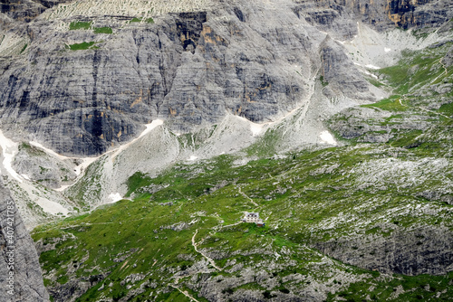 Alpinisteig Sextener Dolomiten Südtirol Via Ferrata Strada degli Alpini Klettersteig Bergwanderung Schild Drei Zinnen Zsigmondyhütte 1. Weltkrieg Gipfel Schneefelder
 photo