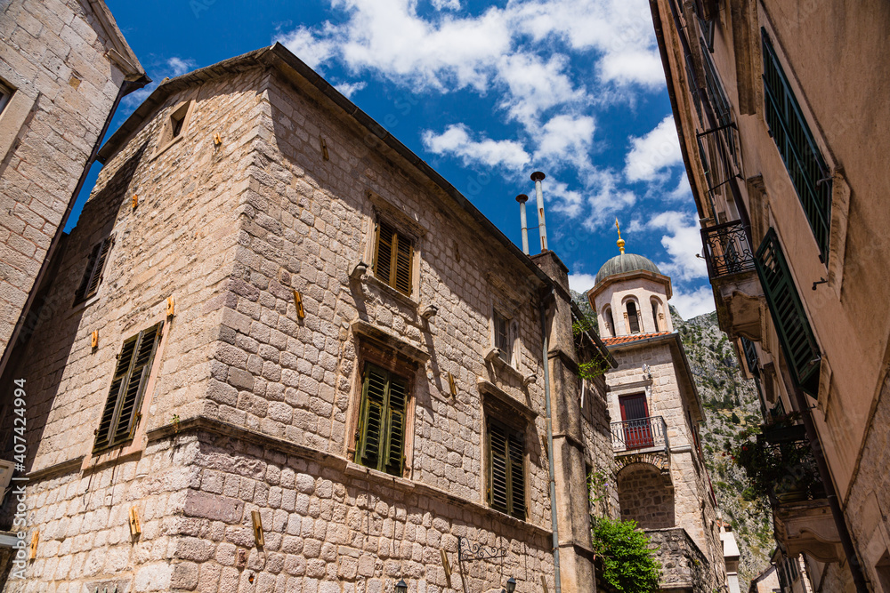 モンテネグロ　コトルの旧市街の路地から見える聖ニコラ教会の鐘楼