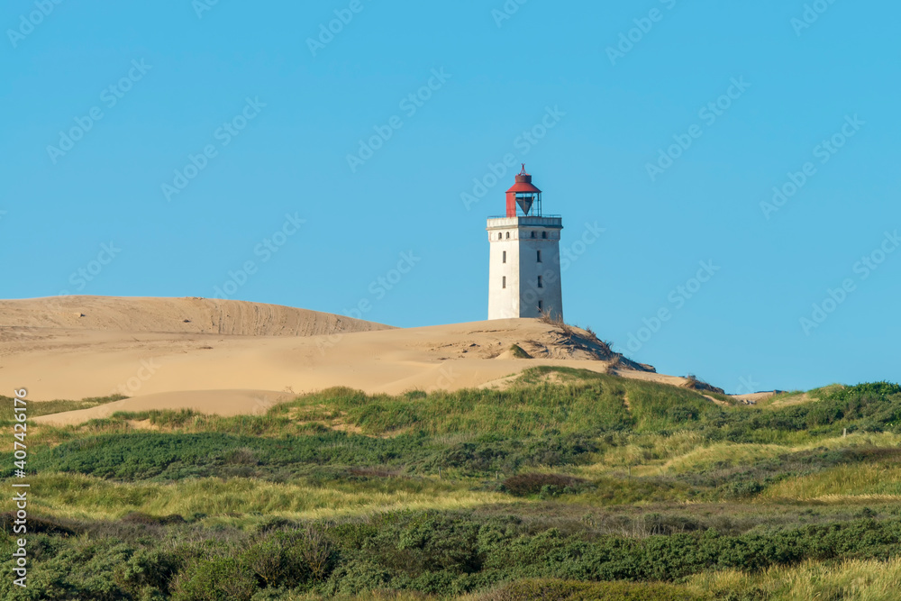 Die Küstenlandschaft an der Jammerbucht in Dänemark. Im Hintergrund der Leuchtturm von Rubjerg Knude.