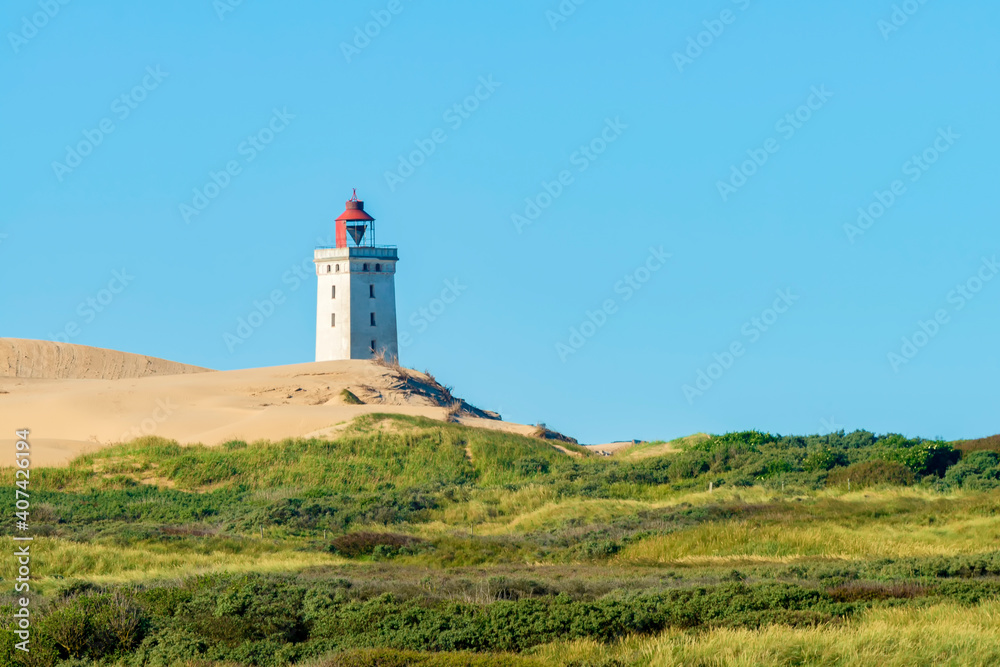 Die Küstenlandschaft an der Jammerbucht in Dänemark. Im Hintergrund der Leuchtturm von Rubjerg Knude.