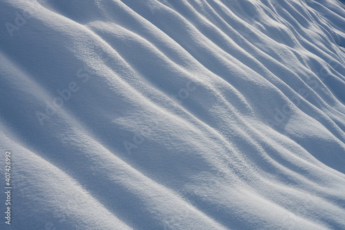 Le grain et les reliefs de la neige sous l'effet du vent, lieu-dit Le Rudlin, dans la vallée de la Haute-Meurthe, Vosges, France