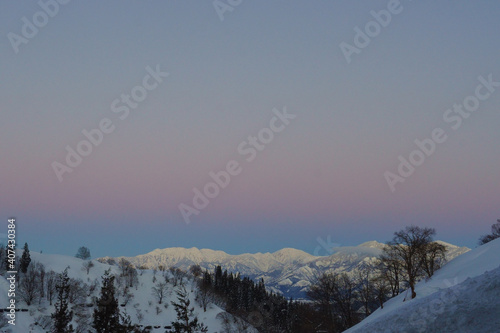 雪国の夕景、淡いグラデーションの空 © ZUN